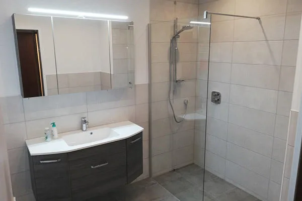 Fertiggestelltes Bad mit bodengleicher Dusche