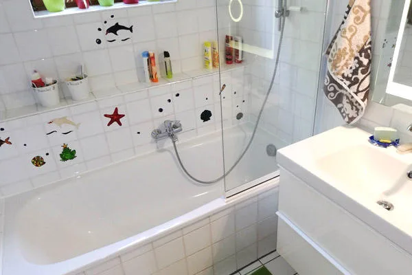 Bad mit Wanne und transparenter Glasabtrennung