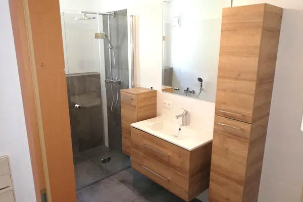 Bad mit Holzwaschtisch und Dusche