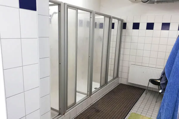Sanitärraum mit mehreren Duschen