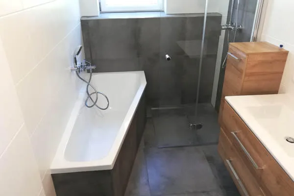 Fertiggestelltes Bad mit Badewanne und Dusche